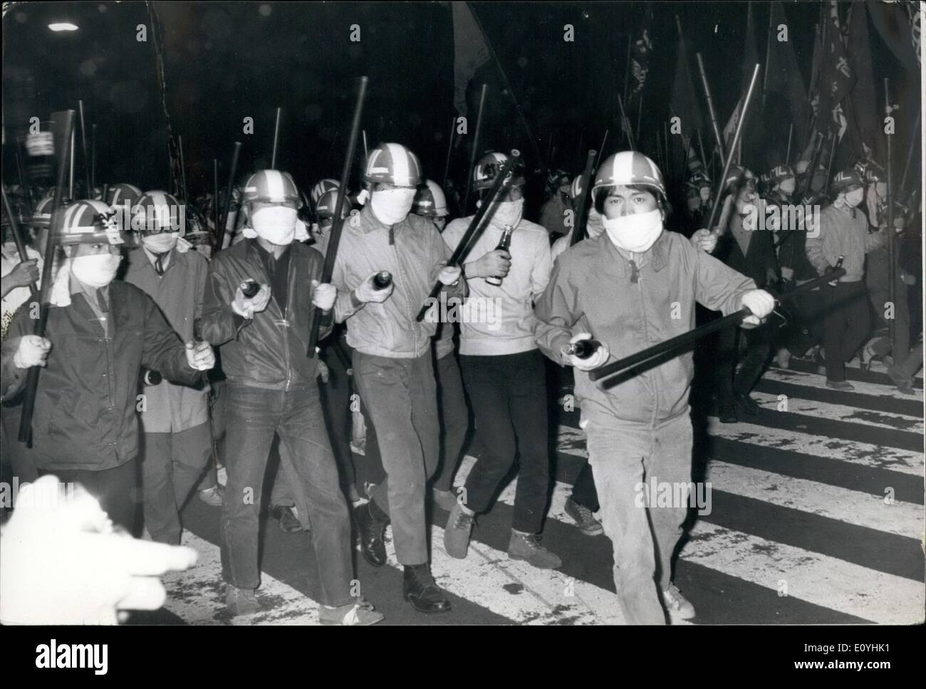 Giugno 06, 1970 - Tokyo gli studenti Riot sul Giappone us sicurezza trattato la continuazione. ''Fuochi d'artificio'' scoppiata nelle strade di Tokyo, quando migliaia di studenti radicale combattuto polizia seguendo la prosecuzione automatica del Giappone USA trattato di sicurezza. Gli studenti armati di Molotov cocktail, barre in acciaio, di pietre e di poli di bambù, sono stati tenuti a bada da migliaia di polizia armati con gas lacrimogeni pistola, manganelli e gladiatore romano le protezioni di tipo. Studente del marxista fazione Lenin azienda bottiglie riempite con anticipo di benzina sulla cooperazione di polizia con la loro 'Molotov cocktail'' pronto per il lancio. Foto Stock