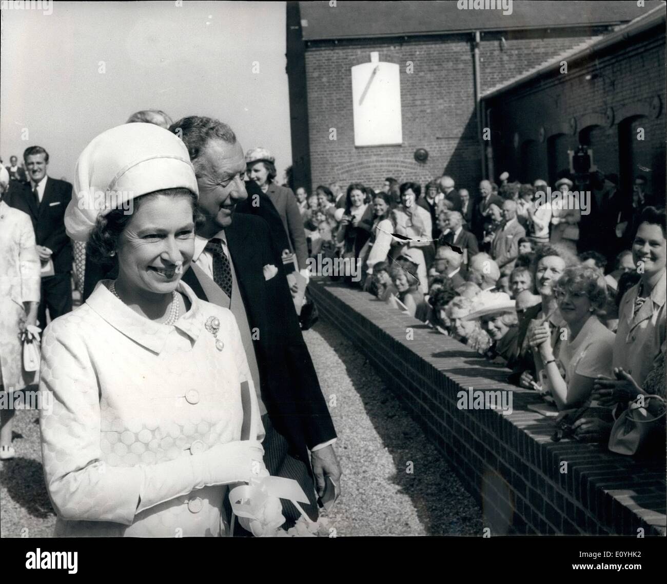 Giugno 06, 1970 - 6 giugno 1970 della Regina e del Principe Filippo il concerto presso la riapertura del Aldenburgh Festival Concert Hall. H.M. La regina, accompagnata dal Principe Filippo, pagato una visita informale ieri a Snape, vicino a Aldeburgh, Suffolk, in occasione della riapertura di Snape Maltings Concert Hall per il primo giorno di questo anno il Festival di Aldeburgh. La nuova sala concerti, ricostruito ad un costo di quasi &pound;200.000 quando quello precedente è stato distrutto da un incendio durante la prima notte del Festival 1969. La foto mostra: La regina è raffigurato con Mr Foto Stock