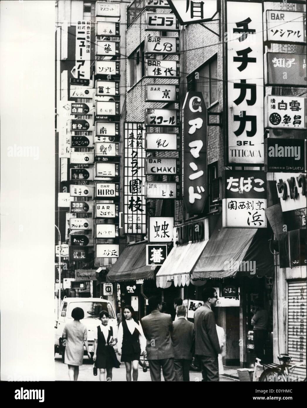 Giugno 06, 1970 - è possibile ottenere sempre una bevanda a Tokyo; nessuno ha cercato di conteggio delle barre in Tokyo, figure variabile da 60.000 a 120.000 e questa immagine mostra solo una piccola parte di una strada vicino a Ginza Tokyo Il principale attraverso la tariffa. Cartelli pubblicitari dimostrano che vi sono oltre 60 bar, e la strada è più di una dozzina di blocchi lungo e ci sono due lati della strada Foto Stock