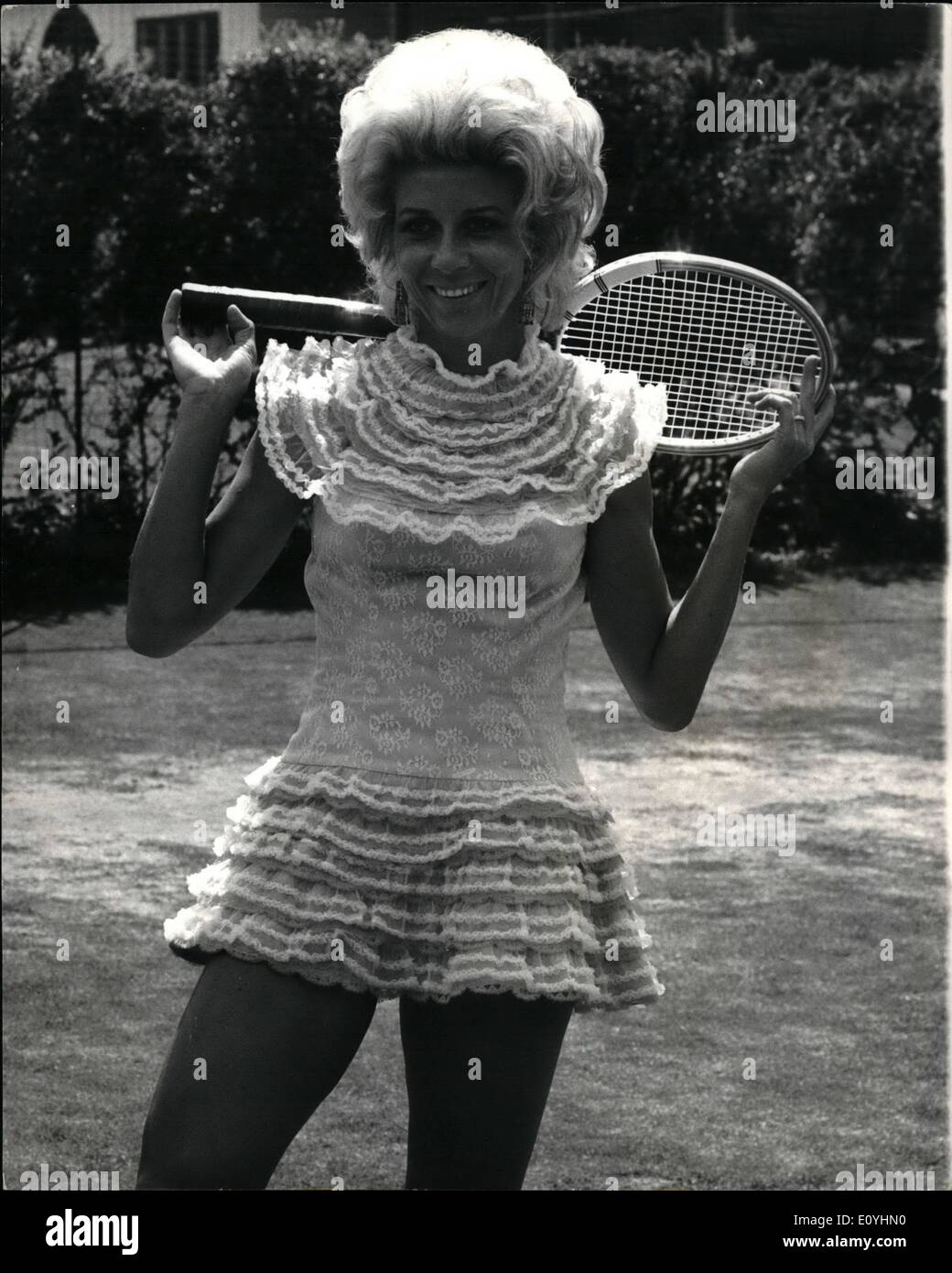 Giugno 06, 1970 - Pre-wimbledon tennis garden party a Hurlingham Club : alla vigilia del torneo di tennis di Wimbledon un party in giardino si è tenuta oggi presso il club Hulingham, Putney, dove si trovano alcuni dei più recenti tennis mode erano sul display. mostra fotografica Italiano la stella del tennis Lea Pericola sembra pronto per entrare in azione come lei salta la corte net azione come lei salta la corte net indossando un attraente in stile vittoriano pizzo arancione outfit rifilate presso il garden party di oggi. Foto Stock
