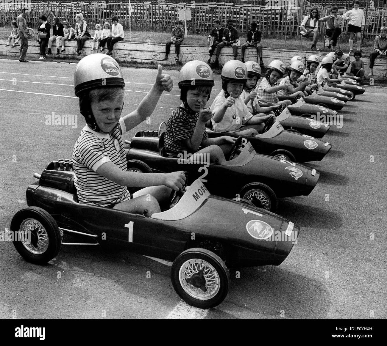 Jun 07, 1970; Londra, UK; Junior Grand Prix dare il 'pollice in su' segno come essi line up per la partenza della gara. Foto Stock