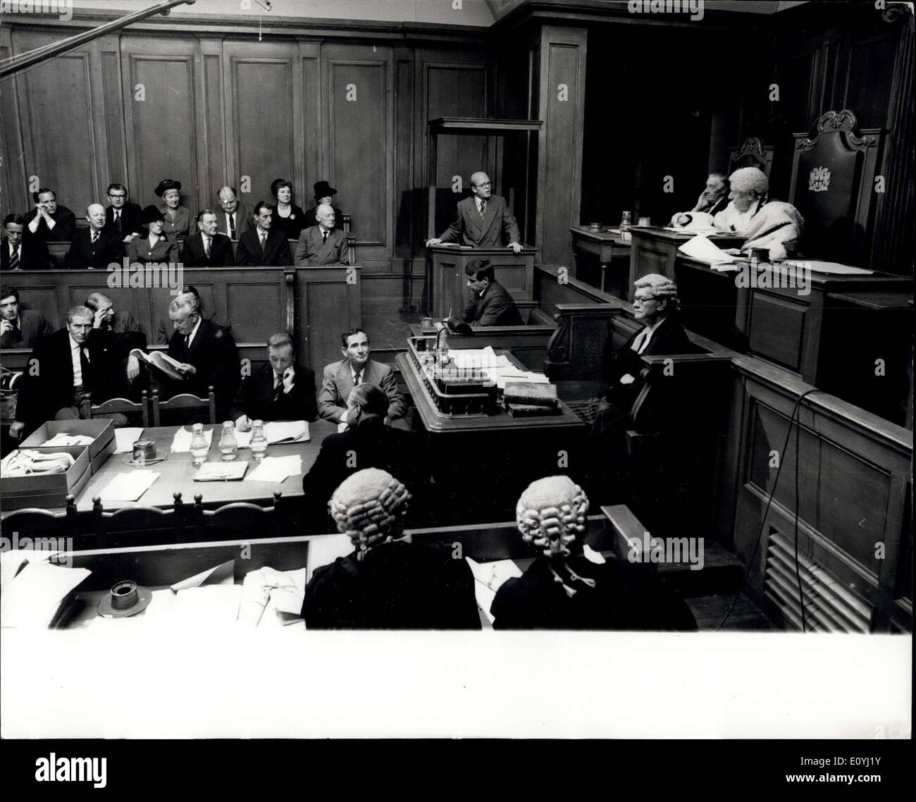 Giugno 16, 1970 - Le riprese di ''10 Rillington place'' a Shepperton Studios: una replica esatta del n. 1 aule di tribunale a Londra centrale della Corte penale (l'Old Bailey) è stato costruito a Shepperton Studios per una pellicola la ricostruzione di una prova che ha fatto storia legale inglese. È stato costruito per il film ''10 Rillington Place'', tutti circa il famigerato inglese massa-assassino Giovanni Reginald Christie, che nel 1950, incorniciato un altro uomo, Timothy John Evans, per i crimini commessi da Christie se stesso Foto Stock