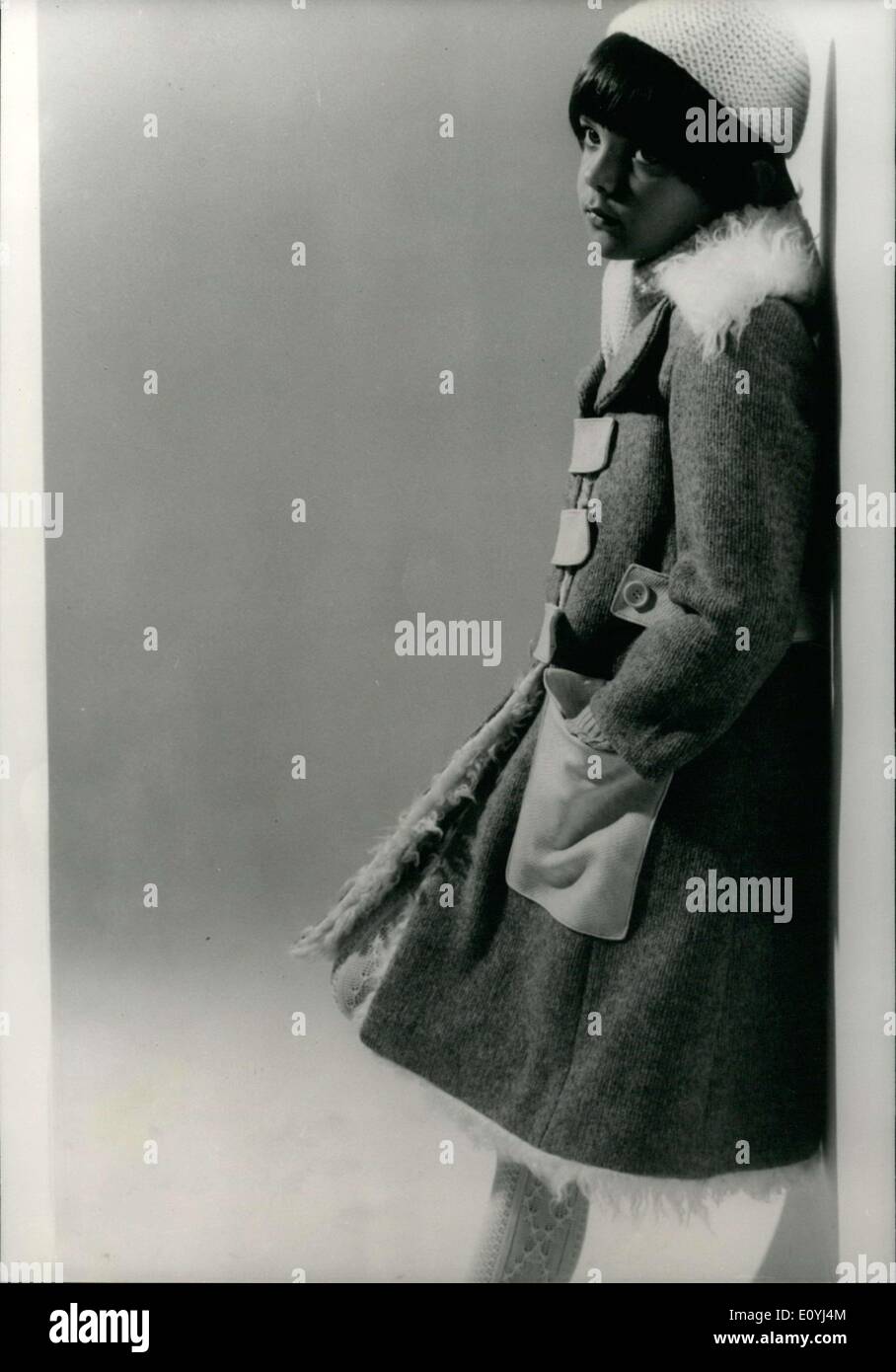 Giugno 30, 1970 - questa preziosa la ragazza di rivestimento viene tagliata dalla torbida di lana di colore grigio. Si tratta di lembi di pulsante, tasche, bianco e cinghia di lucertola rinnovare questo tradizionale rivestimento dritto. Foto Stock