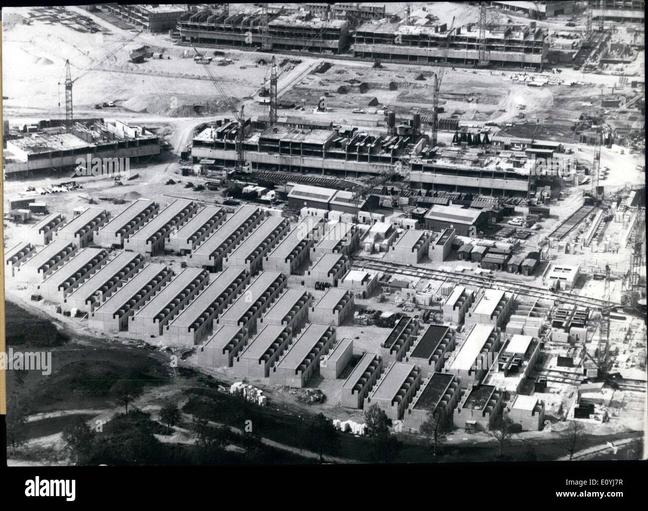 Lug. 07, 1970 - Più grande il trattamento per i costruttori di sempre nella storia di Monaco di Baviera costruzioni di Shell del principale impianto olimpico quasi finito: sul più grande a trattare con la storia della città è stato dato oggi ai costruttori e circa 3.300 ospiti. Anche se le strutture a guscio dei principali impianti olimpici non sono completamente finito, l'Olimpico di società di costruzioni mantenuta alla data fissata per la celebrazione Foto Stock