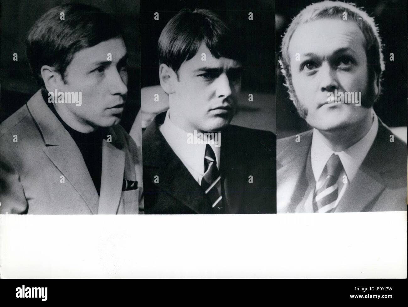 Lug. 07, 1970 - Lebach trial aperto fino a Saarbrücken: il 29 giugno la giuria corte di Saarbruecken/Germania Ovest aperto il processo contro Hans-Juergen Fuchs (27) Wolfgang Dits (27), e Gernot Wenzel (25). I tre giovani sono sotto processo per aver ucciso il gennaio 29th, 1969, quattro soldati dell'esercito tedesco e gravemente ferite un altro, quando hanno commesso un attacco armato contro un esercito deposito di munizioni vicino Lebach/Germania Ovest. La foto mostra il incriminato Wolfgang Ditz, Gernot Wenzel, HANS-JUERGEN Fuchs (da sinistra a destra) Foto Stock