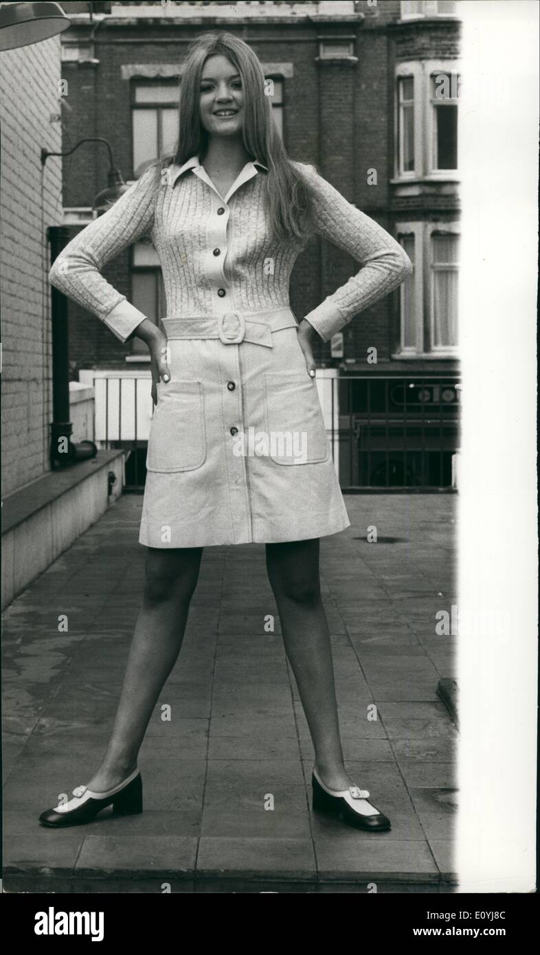 Lug. 07, 1970 - Orson Welles' figlia agisce come modello di carità al Fashion Show :15-enne Beatrice Welles, figlia del famoso Orson Welles, indossa un sogno in tela di cotone abito con maglia narow top - quando lei ha agito come modello per oggi la carità fashion show in aiuto di Lepra (British lebbra Relief Association).tenuto presso il Club dell 'Aretusa, nel quartiere di Chelsea. La Moda Italiana Piero de Monzi venivano visualizzati. Foto Stock