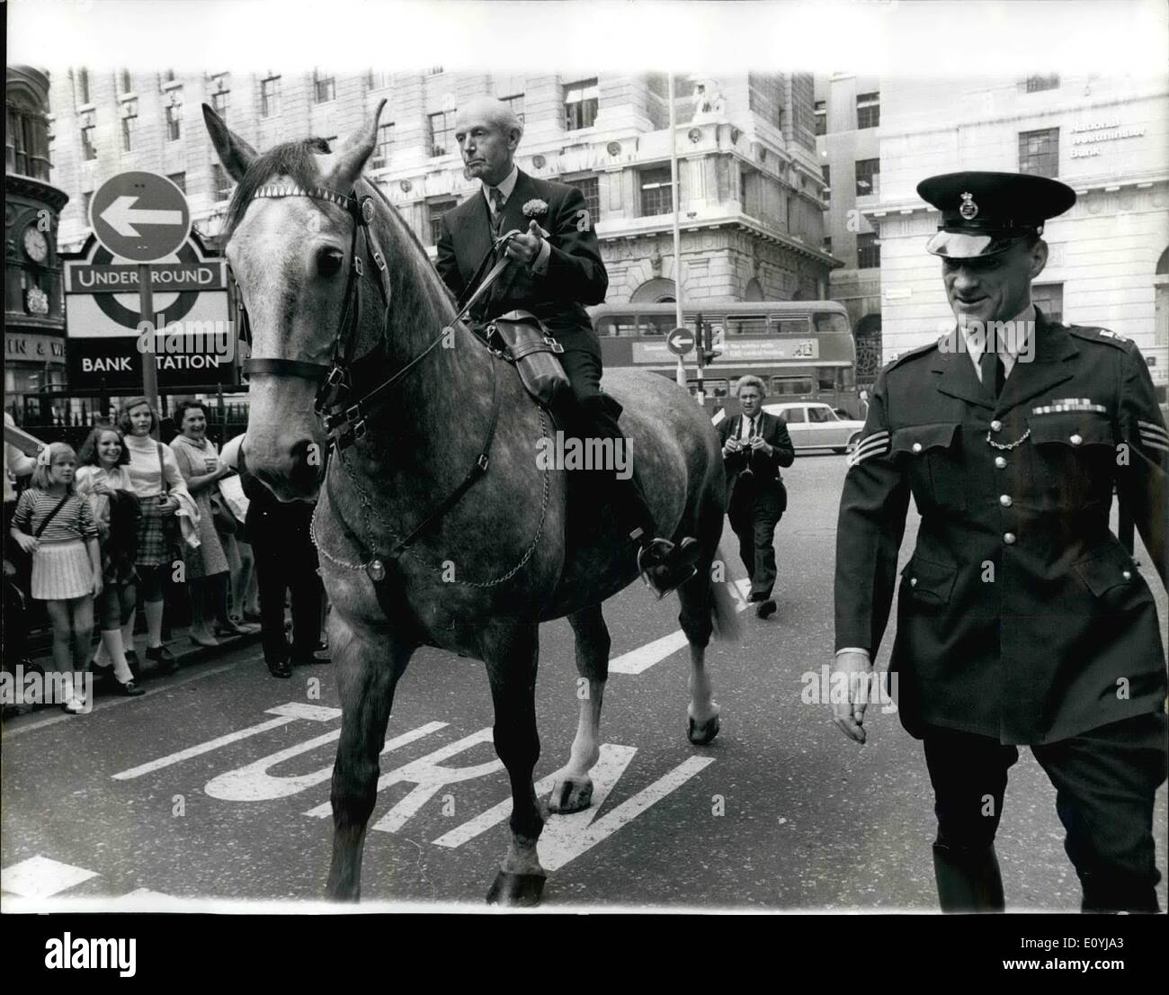 Lug. 07, 1970 - Il Sindaco in sella. Il sindaco di Londra è solitamente visualizzato dietro i cavalli nel suo grande cocchio dorato. Ieri, Sir Ian Bowater ha dimostrato la sua abilità equestre, sgombrare ''Whitbread'', 17 anni, City of London Police horse, round the Mansion House cortile. Egli è stato ufficialmente lì per ispezionare il ramo montato e soddisfare il suo omonimo, a quattro anni di reclutare, ma ''Bowater'' è stato considerato non sufficientemente sperimentato per la città il primo cittadino di cavalcare. Foto Stock