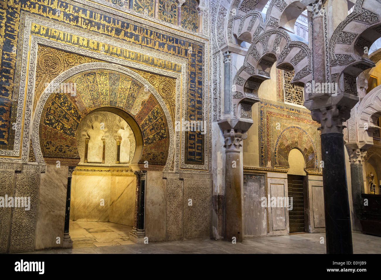 Scolpiti in stucco e decorazione a mosaico intorno il mihrab della Grande Moschea, la Mezquita, a Cordoba, Spagna Foto Stock
