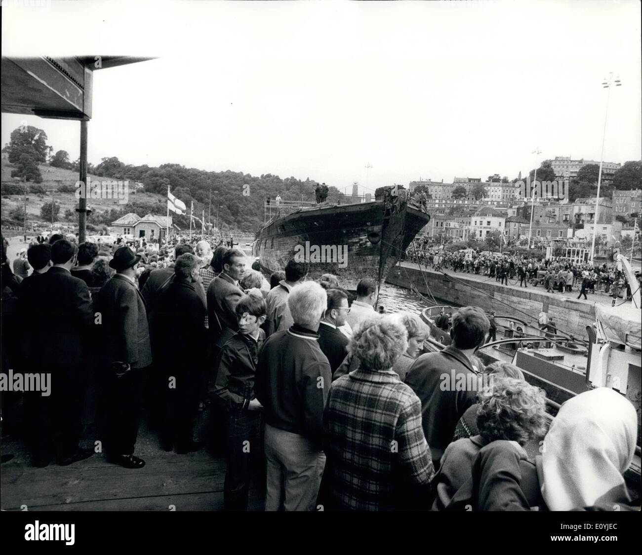 Lug. 07, 1970 - Brunel la nave di S.S. La Gran Bretagna arriva a Bristol, Brunel della nave di ferro la S.S. Gran Bretagna, arrivati a Bristol ieri, alla fine del suo rimorchio di 8.000 miglia dalle Isole Falkland, più di 100.000 sbandieratori di persone guardato come il coperto le otto miglia del serpeggiante fiume Avon da Avonmouth a Bristol deck, dove era stata lanciata 127 anni fa, il lavoro per il suo restauro avrà inizio in una quindicina di giorni, SS in Gran Bretagna è stato il primo al mondo oceaniche elica azionata nave di ferro. La foto mostra la scena come la S.S. La Gran Bretagna è arrivato indietro a Bristol ieri. Foto Stock