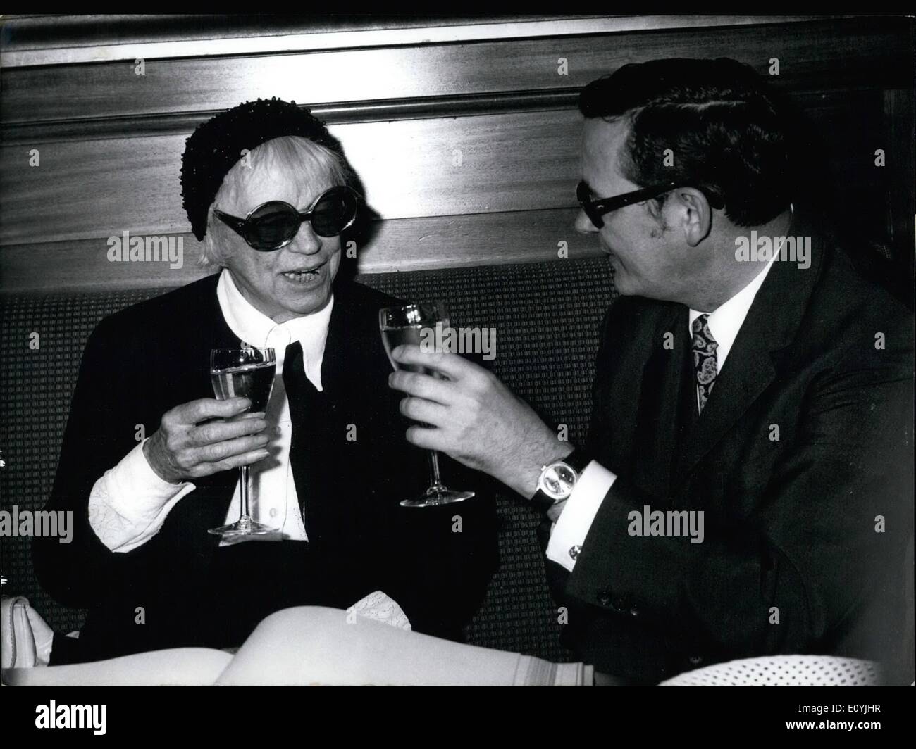 Lug. 07, 1970 - Asta Nielsen torna a Berlino: dopo 33 anni di assenza Asta Nielson, stella del SER, pagato una visita in Germania per la prima volta. In occasione del Festival del Cinema di Berlino la star del cinema, che festeggerà il suo novantesimo compleanno il prossimo settembre, intende ottenere un'impressione del ''moderne'' movie ser e di fresca la vecchi ricordi di Berlino. Mostra fotografica di Asta Nielsen (sinistra) insieme con il sindaco Klaus Schuetz, chi è accogliente la stella nella sua vecchia " casa comune " Foto Stock