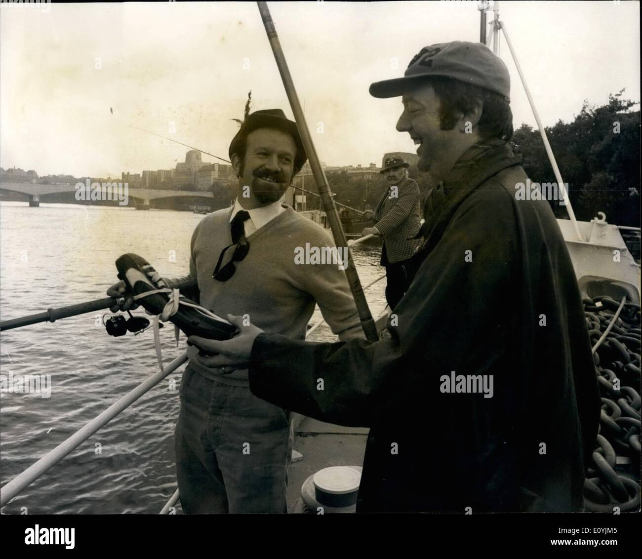 Lug. 11, 1970 - 11 luglio 1970 Anglers fuori sul Tamigi ma tutti hanno catturato era un boot. Trenta cinque pescatori erano fuori sul Tamigi nel cuore di Londra di questa mattina per la terza GLC sponsorizzato esperimento per dimostrare che i pesci sono di ritorno con il filtro dell'acqua. In squadre di cinque sono la pesca da sette punti tra Chelsea e Blackfriars Bridge per vedere quante delle 50 specie di pesci noti per essere nel Tamigi possono essere catturati. Il primo esperimento nel novembre 1968, ha attirato un vuoto ma lo scorso anno 161 sono stati pescati. La foto mostra: Mr Foto Stock