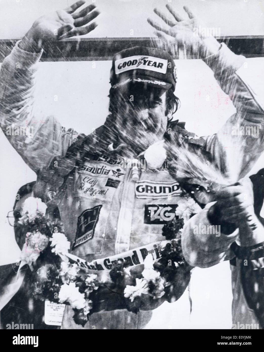 Jul 14, 1970 - Buckinghamshire, Inghilterra, Regno Unito - Clay Regazzoni viene irrorato in champagne dopo aver conquistato la Marlboro Gran Premio di Gran Bretagna a Silverstone. Foto Stock