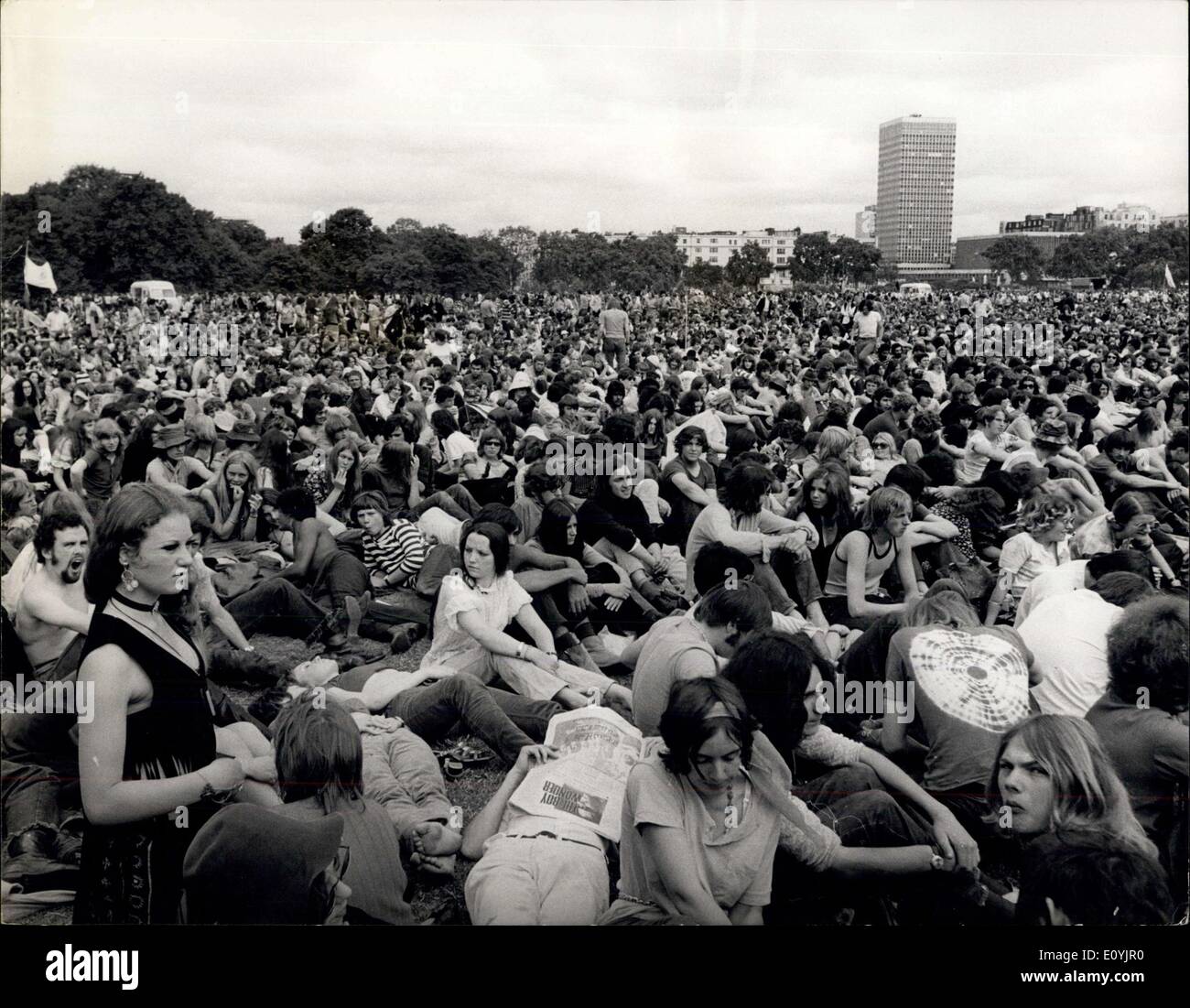 Lug. 19, 1970 - 60.000 in Hyde Park per libero Pop Concert circa 60.000 giovani riuniti in Hyde Park di ieri per un concerto gratuito presso la quale l'attrazione principale è stato il gruppo pop ''i Pink Floyd'' tra 60 persone trattate dal primo aiuto agli uomini, molti avevano tagliato i piedi dal rafforzamento a piedi nudi su bottiglie rotte. La foto mostra: Parte di 60.000 folla di giovani che si sono riuniti per il libero pop in concerto a Hyde Park di ieri. Foto Stock