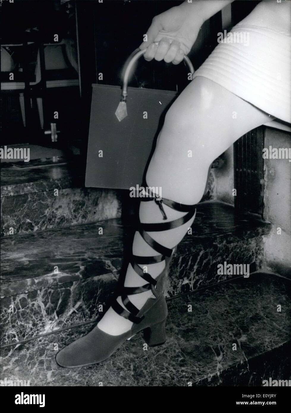 Lug. 21, 1970 - Roger Vivier progettato Buskin stivali cucita al di sotto del ginocchio Foto Stock