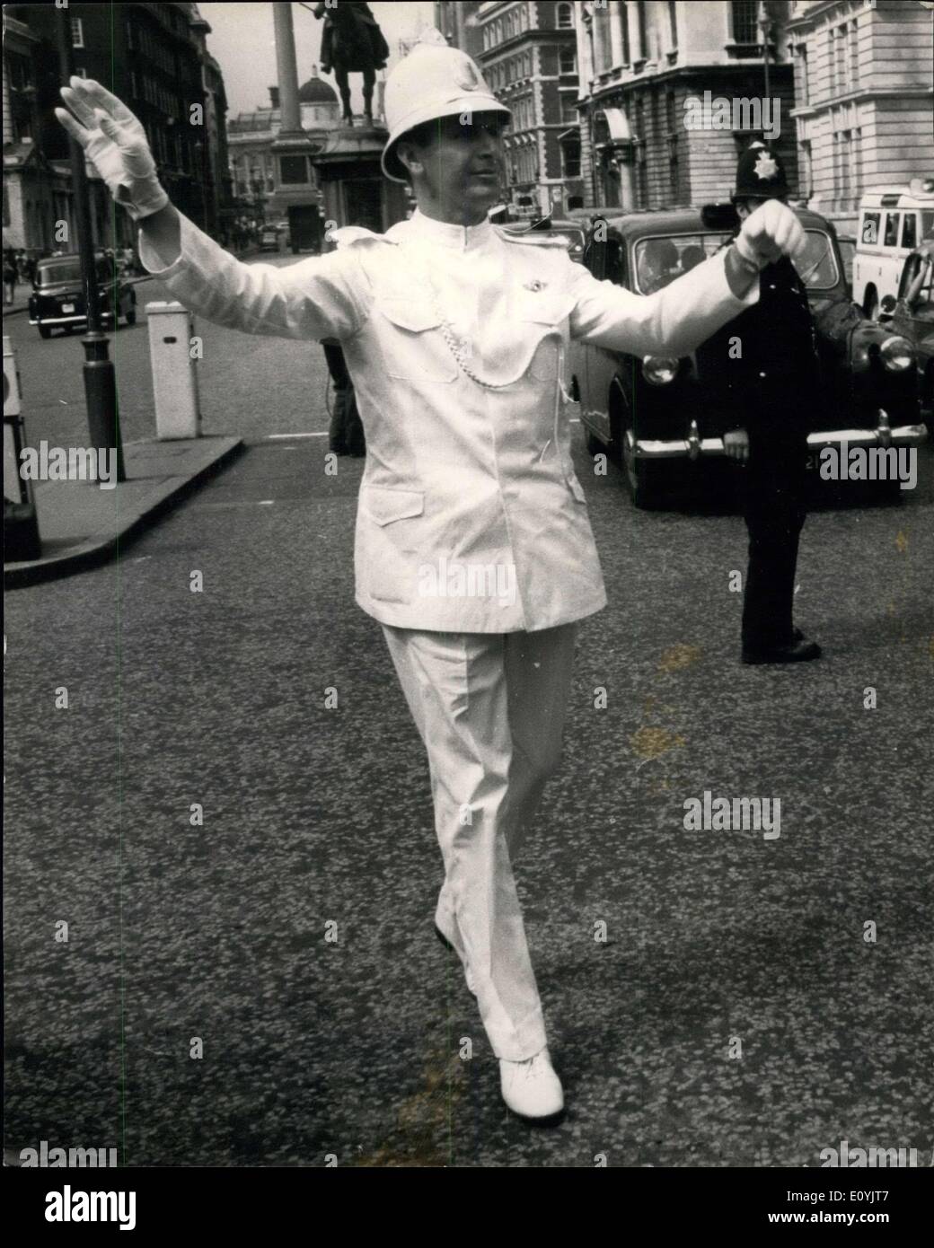 Lug. 22, 1970 - La danza di poliziotto conduce il traffico di Londra: come parte della British European Airways ''Volare Oriente'' programma, un poliziotto jugoslavo è su una visita di cortesia a Londra. Egli è uno dei principali ballerini maschio in Belgrade compagnia di danza. In piedi 6ft. 6ins nel suo abito uniforme (completo di albedo casco) Egli questo pomeriggio realizzata un' ambizione di direct sul traffico londinese in stile di danza. Egli è di 34 anni Jovan Bulj, da Belgrado , e mentre sul punto dovere a casa lo diverte gli automobilisti e pedoni con i suoi movimenti di danza Foto Stock