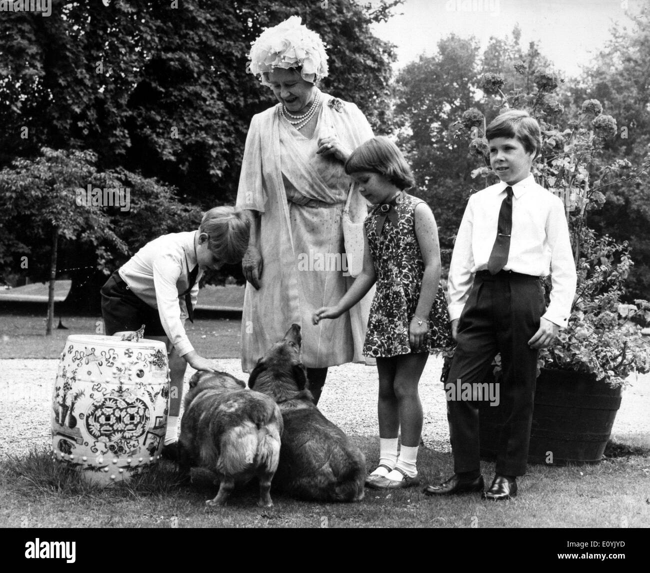 La regina madre con i suoi nipoti Foto Stock