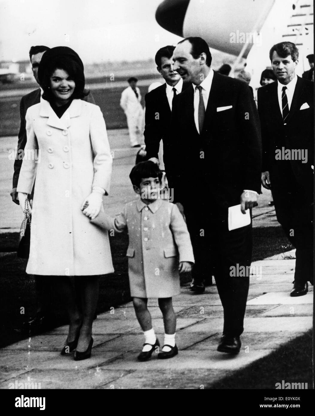 Baron Harlech saluta Jackie Kennedy e John Jr. Foto Stock