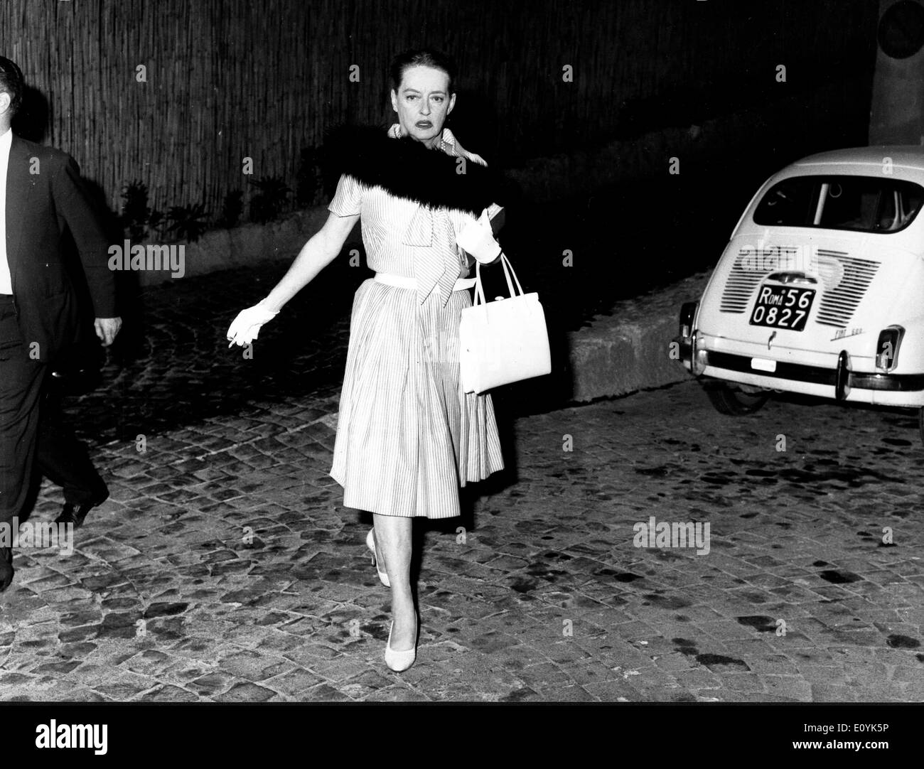 L'attrice Bette Davis a piedi attraverso Roma Foto Stock