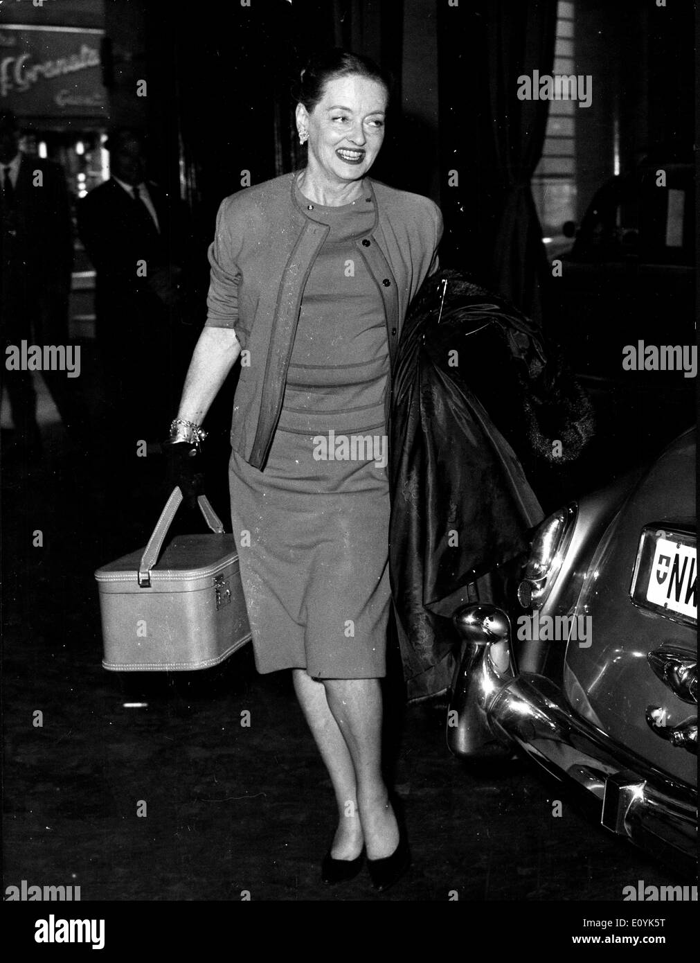 L'attrice Bette Davis passeggiate attraverso Roma street Foto Stock