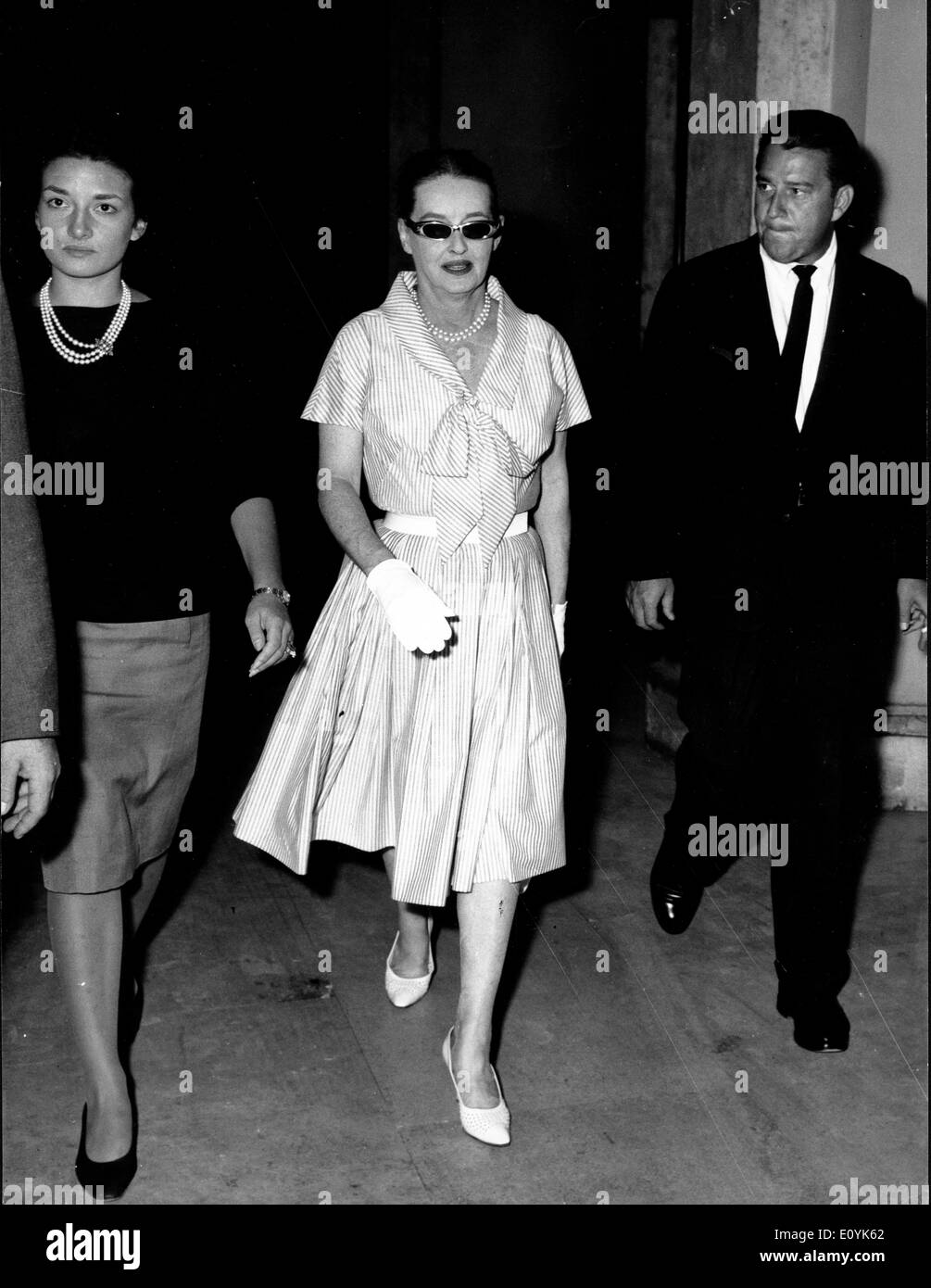 L'attrice Bette Davis a Roma con gli amici Foto Stock