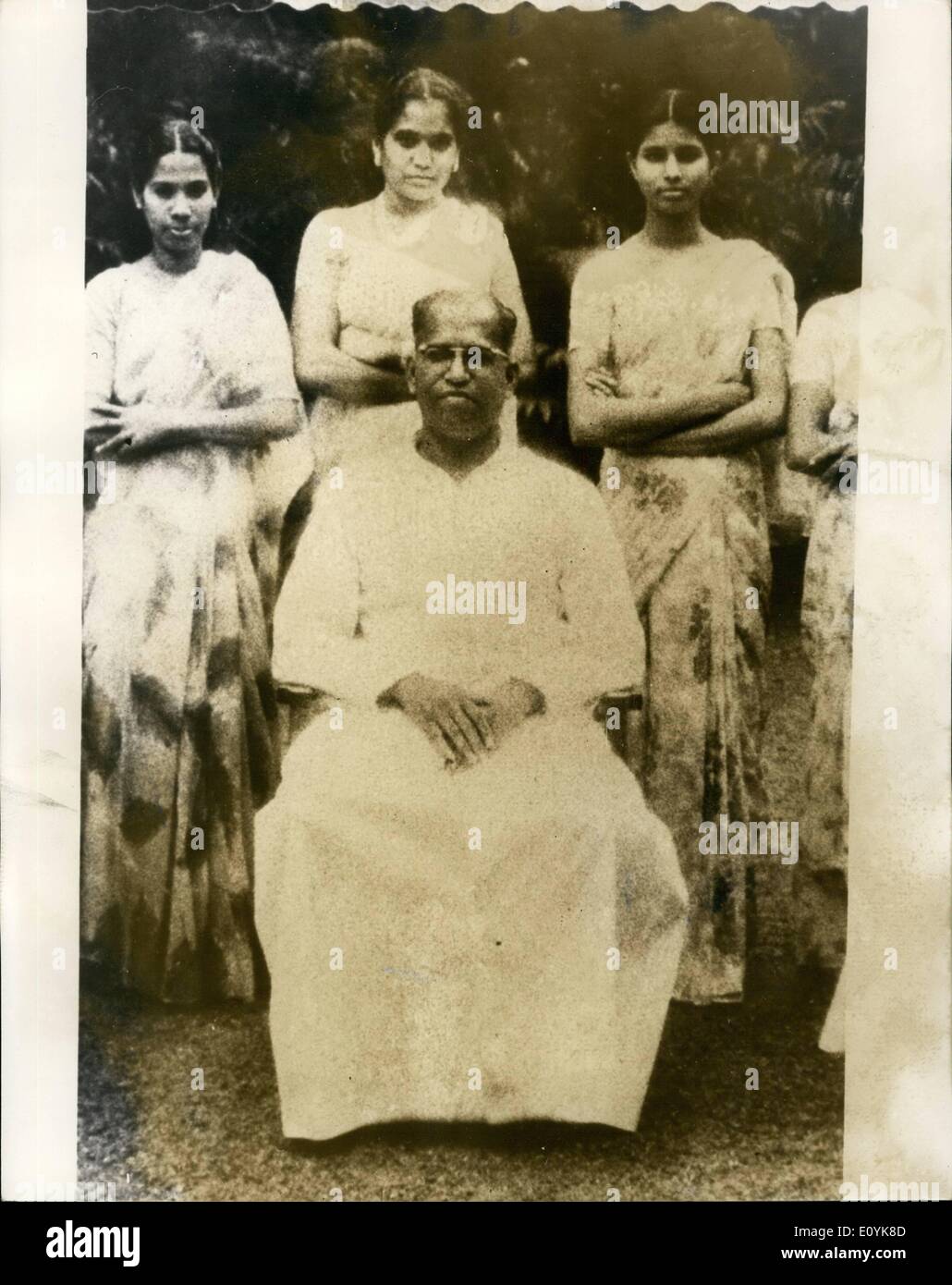 Agosto 08, 1970 - Padre Cyriac cede il suo passaporto alle autorità indiane: Padre Cyriac Puthenpura, che ha ammesso l'invio di circa 500 ragazze dal Kerala ai conventi europei negli ultimi sei anni ha ceduto il suo passaporto alle autorità indiane, secondo un rapporto di notizie dall'India. La foto mostra: Padre Cyriac Puthenpura (centro) nella foto con alcune suore in Kerala. Foto Stock