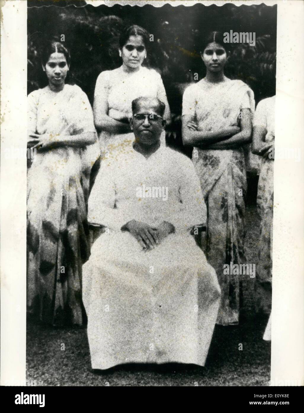 Agosto 08, 1970 - Padre Cyriac cede il suo passaporto alle autorità indiane: Padre Cyriac Puthenpura, che ha ammesso l'invio di circa 500 ragazze dal Kerala ai conventi europei negli ultimi sei anni ha ceduto il suo passaporto alle autorità indiane, secondo un rapporto di notizie dall'India. La foto mostra: Padre Cyriac Puthenpura (centro) nella foto con alcune suore in Kerala. Foto Stock