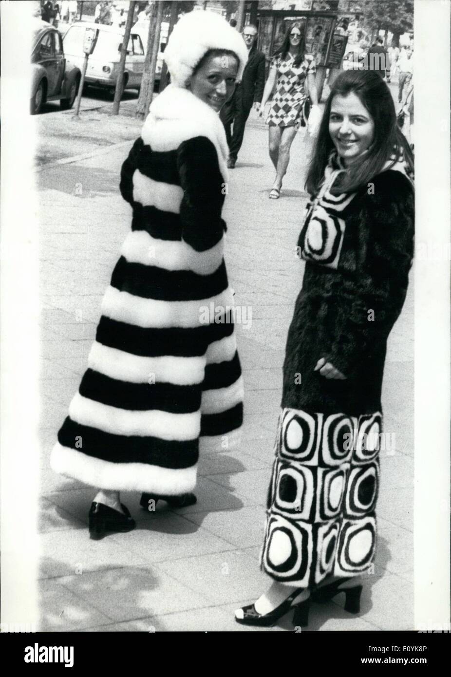 Agosto 08, 1970 - spinto in background... è Mini sempre di più - ma a dispetto di molte giovani ragazze sono in sintonia con esso in Foto Stock