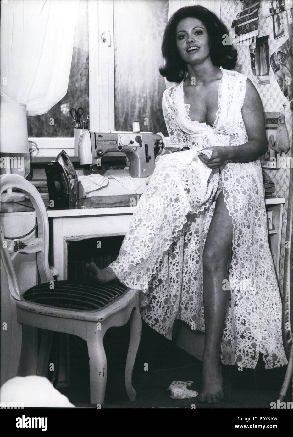Agosto 08, 1970 - sarta e modello allo stesso tempo è qui Ingeborg Stiller da Bad Orb, W. in Germania. Il 25-anno-vecchio modello di professione e sarto amatoriale da entusiasmo è ancora e ancora sorprendere i suoi amici con le più belle creazioni dei suoi propri. Ma non è solo questo l'hobby della energica modello giovani - lei è anche un entusiasta cook - purtroppo o per fortuna, come Miss Stiller è vederlo, dal punto di vista di una figura snella - i suoi obblighi come un modello di non lasciare il suo troppo tempo per indulgere nel suo hobby Foto Stock