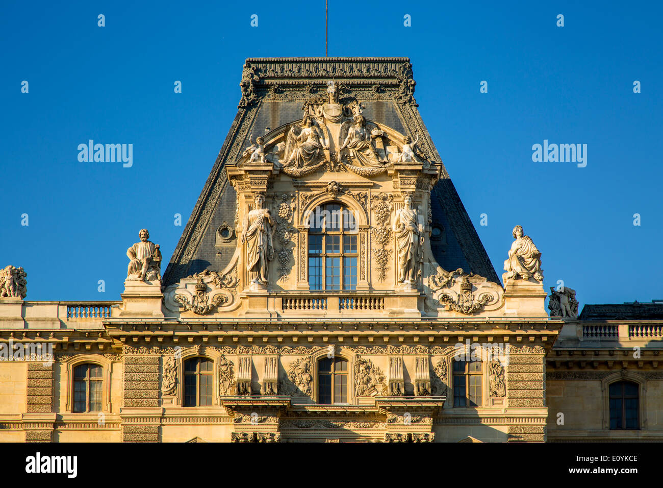 Dettagli architettonici in cima al Musee du Louvre, Parigi Francia Foto Stock