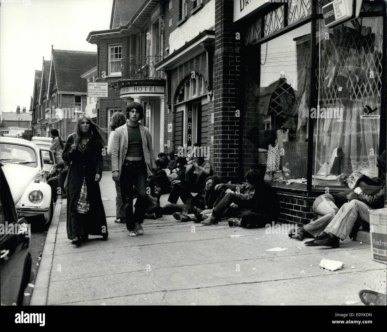 Agosto 08, 1970 - Pop tifosi invadono l'Isola di Wight per il festival di musica pop in acqua dolce: La foto mostra alcuni dei ventilatori pop seduta sul marciapiedi al di fuori di negozi nel villaggio di acqua dolce. Gli enti locali stanno protestando con forza su questo. Foto Stock