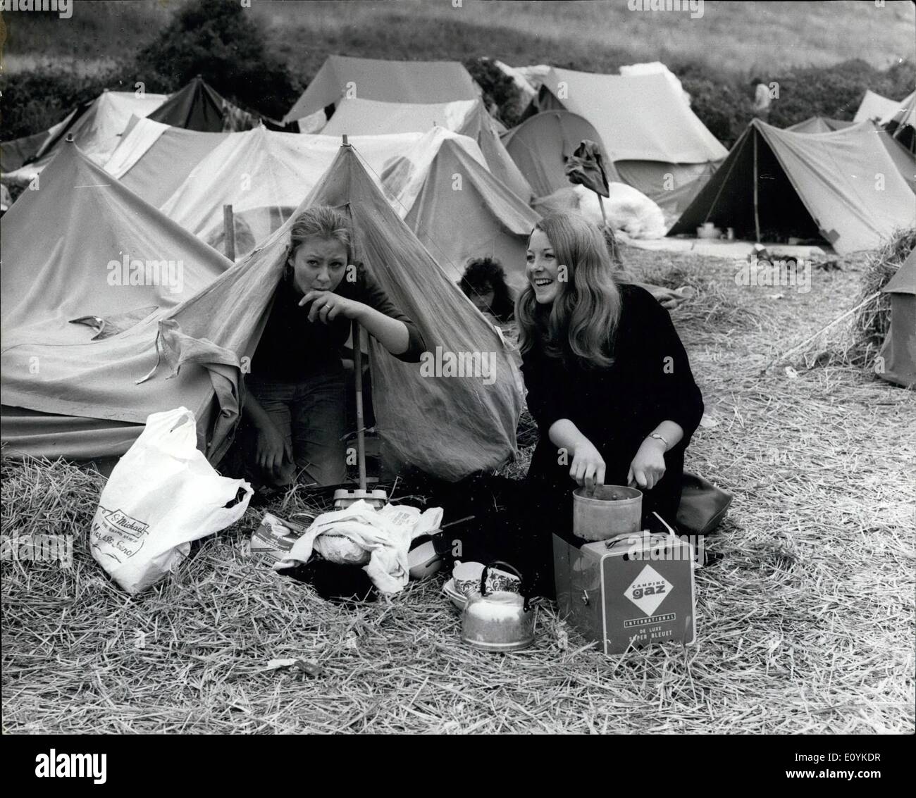 Agosto 08, 1970 - Pop tifosi invadono l'Isola di Wight per il festival di musica pop in acqua dolce: Foto mostra due ragazze preparare un pasto al di fuori della loro tenda presso il campeggio a East Afton sull'Isola di Wight. Foto Stock