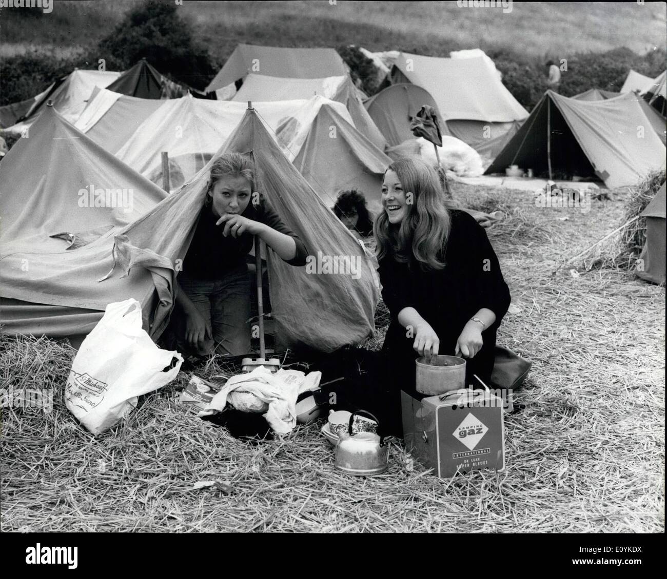 Agosto 08, 1970 - Pop tifosi invadono l'Isola di Wight per il festival di musica pop in acqua dolce: Foto mostra due ragazze preparare un pasto al di fuori della loro tenda presso il campeggio a East Afton sull'Isola di Wight. Foto Stock