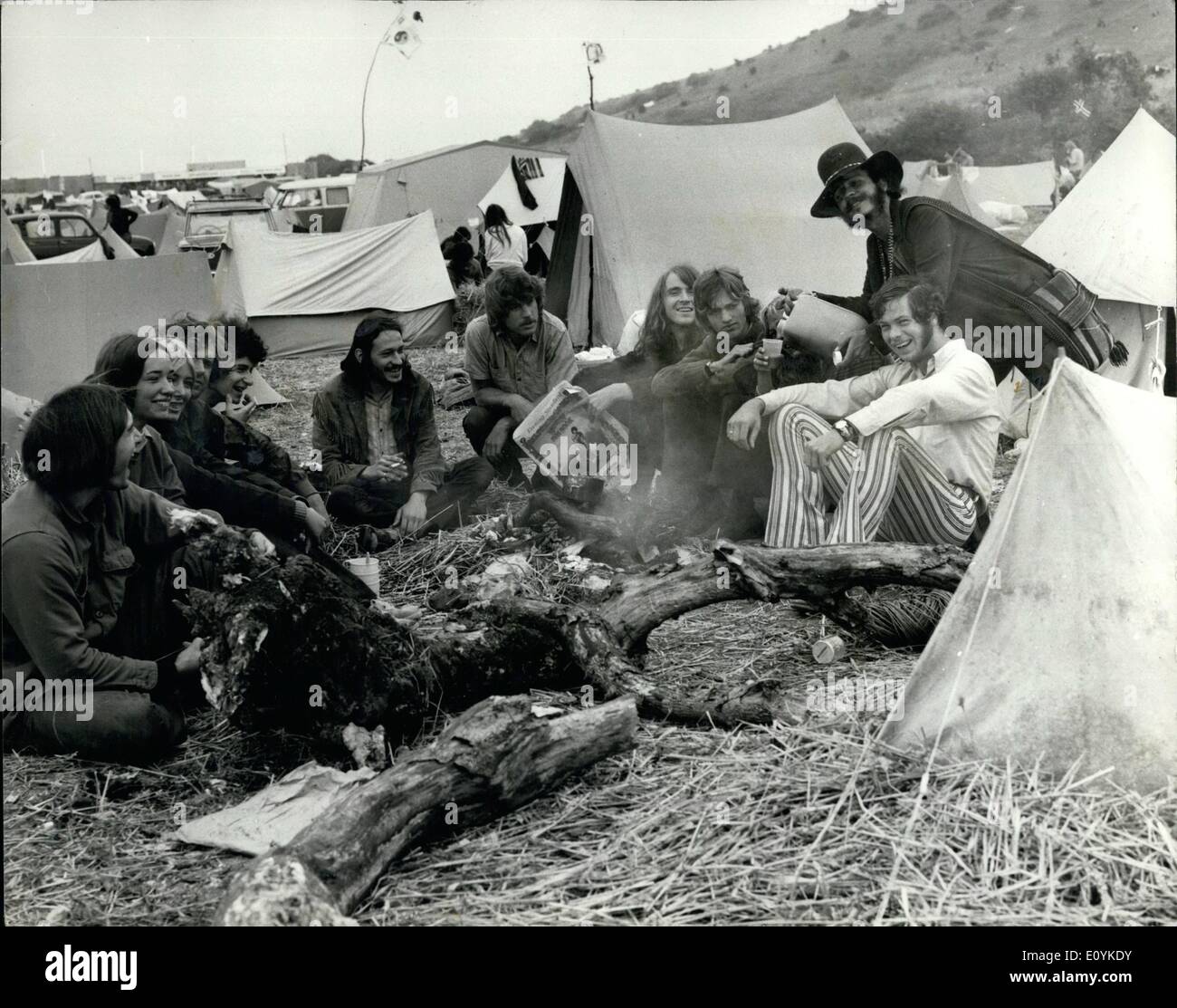 Agosto 08, 1970 - Pop tifosi invadono l'isola di peso per il Festival di musica pop in acqua dolce: mostra fotografica di un gruppo di appassionati di pop si radunano una gamba fire al di fuori della loro tenda sul campeggio a East Afton sul racconto di Wight. Foto Stock