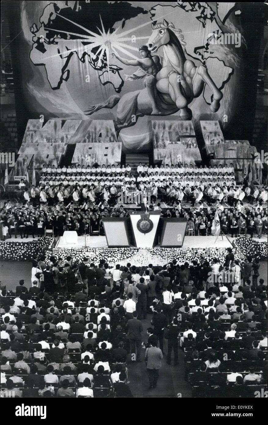 Agosto 08, 1970 - Anti Red league si incontrano a Tokyo: delegati da 51 mondo libero le nazioni, sono attualmente tenendo premuto il quarto mondo Anti Comunisti (WACL) congresso alla Budokan Hall di Tokyo, tra gli oratori è Juanita Castro, sorella del leader cubano Fidel Castro, che ha denunciato in un discorso di Fiery, come essendo un comunista marionetta che ha asservito di tutta la popolazione di Cuba nella sua ricerca del potere. Un altro notato altoparlante è U.S il senatore Strom Thurmond. La foto mostra una vista generale della cerimonia di apertura della WACL nel Budoken Hall di Tokyo. Foto Stock