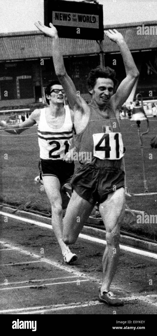 Aug 09, 1970; Londra, UK; Champion WALTER WILKINSON vince l'Amateur Athletic Association 1,500m al White City Stadium. Foto Stock