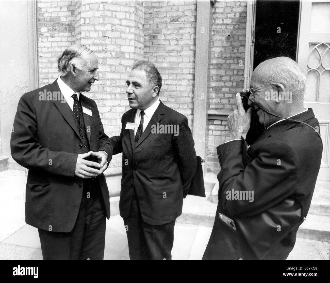 Aug 19, 1970; Brighton e Londra; il 14th, Assemblea Generale dell Unione Astronomica Internazionale, si è aperto ieri a Brighton. Il gruppo è stata dichiarata aperta alla cerimonia inaugurale con la sig.ra Margaret Tatcher, Segretario di Stato per l'educazione e la scienza. La foto mostra il prof. V.A. AMBARCUMJAN, Prof. di Astro-Physics di Armenia, chating a SIR BERNARD LOVELL, presidente nazionale della Commissione Organizzatrice fotografato dal prof. N. PARIJSKIJ, di Mosca a Brighton. Foto Stock