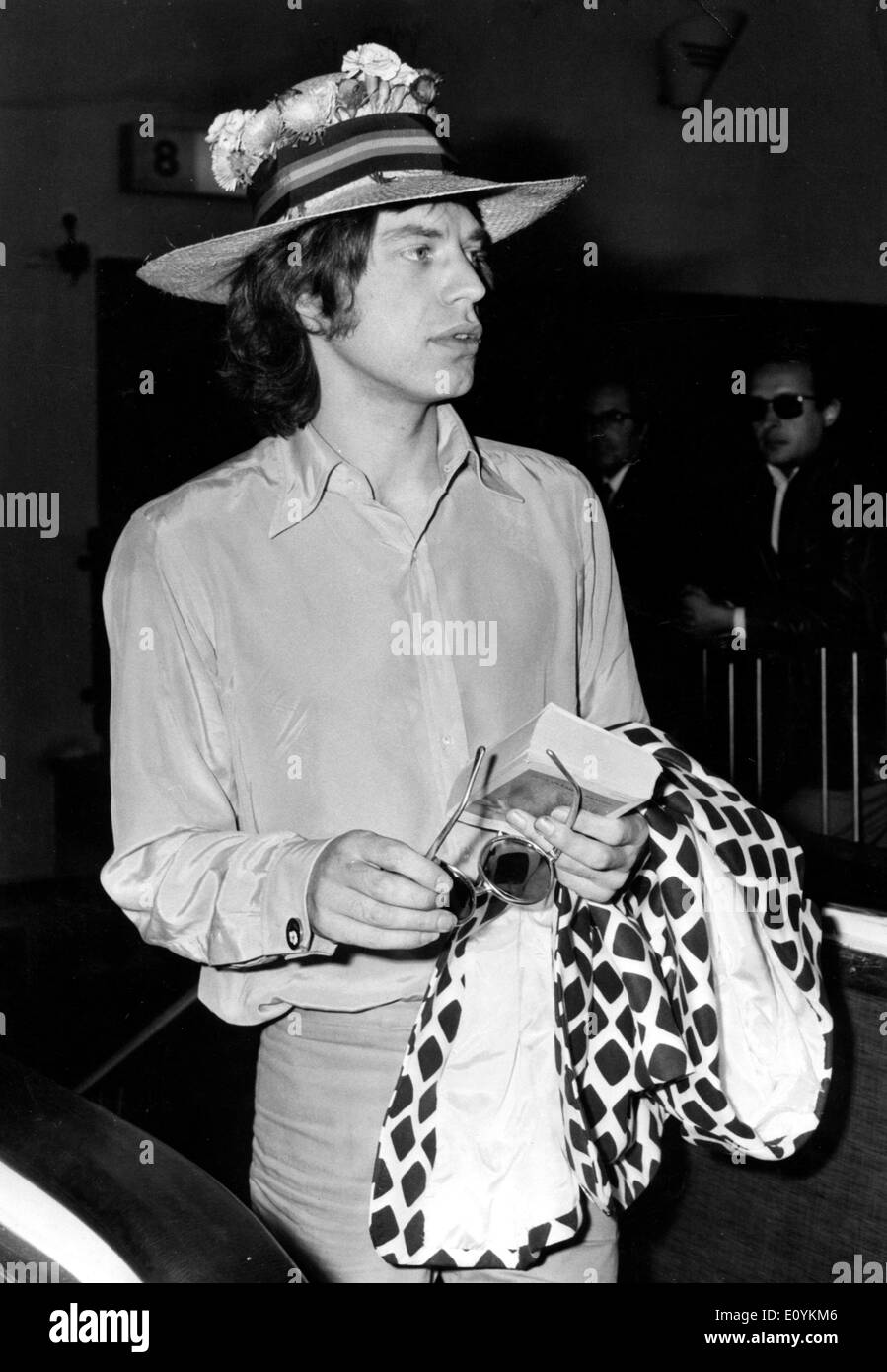 Rolling Stones cantante Mick Jagger all'Aeroporto di Londra Heathrow Foto Stock
