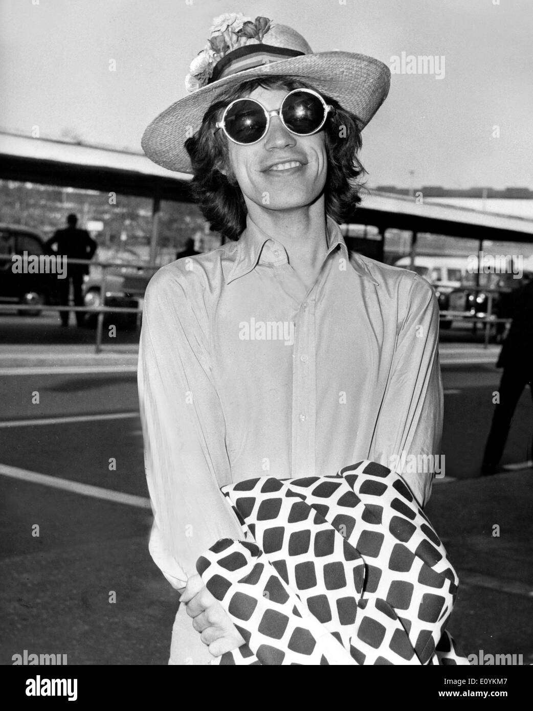 Rolling Stones cantante Mick Jagger all'Aeroporto di Londra Heathrow Foto Stock