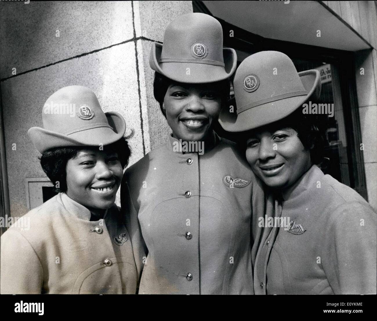 Sett. 02, 1970 - 2 settembre 1970 primo Regno Unito basato hostess colorati. Il primo Regno Unito colorati a base hostess per essere utilizzato da una compagnia aerea indipendente a ricevere le loro ali al London uffici di British Midland Airways ieri. Da sinistra: Innez Matthews, 29, di Camberwell, Irma Reid, 28, di Hampstead e Cindy Medford, 23 di Shepherd's Bush. Foto Stock