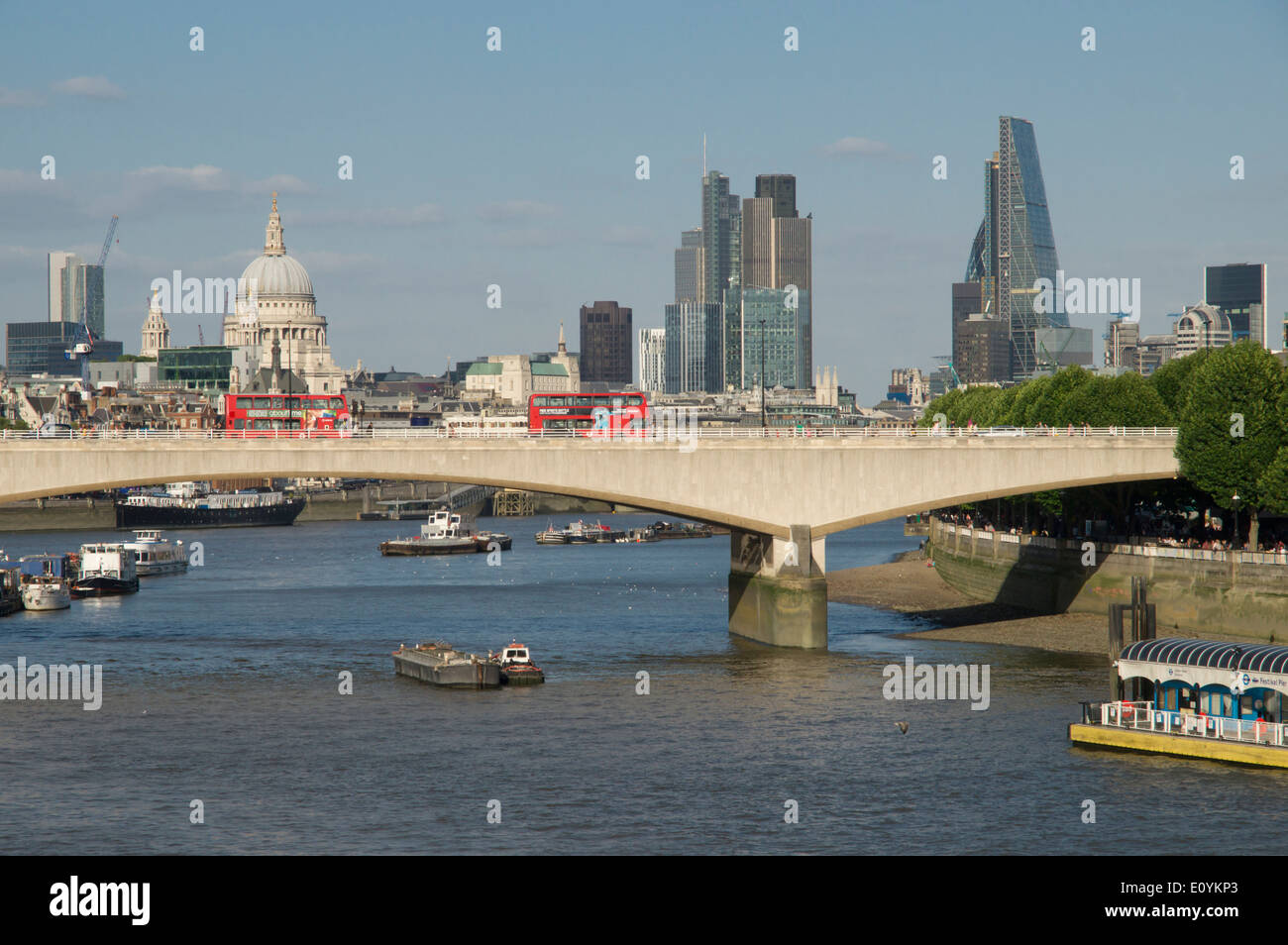 Regno Unito, Inghilterra, Londra, paesaggio urbano attraverso il ponte di Waterloo Foto Stock