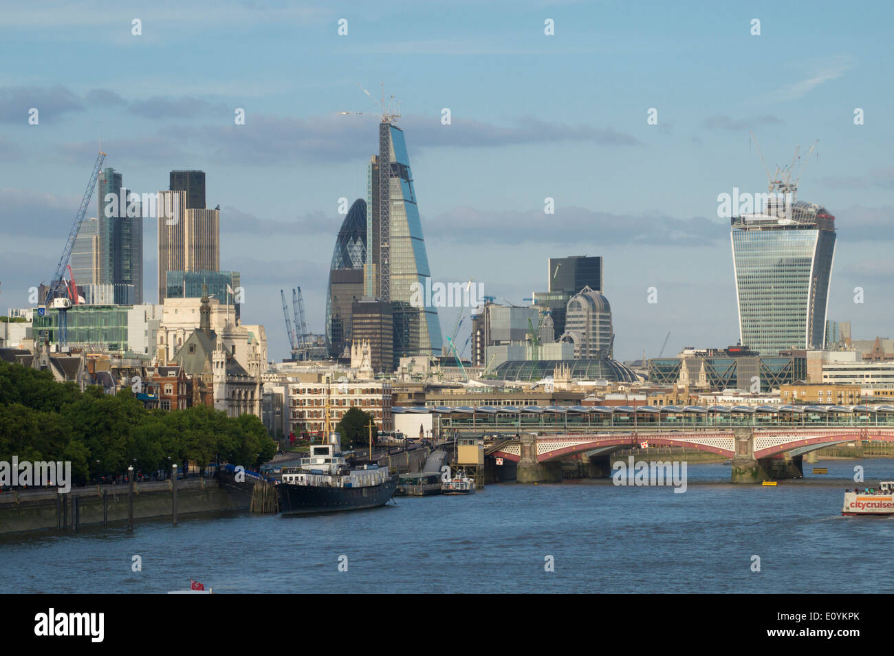 Regno Unito, Inghilterra, Londra, paesaggio urbano attraverso il ponte di Waterloo Foto Stock