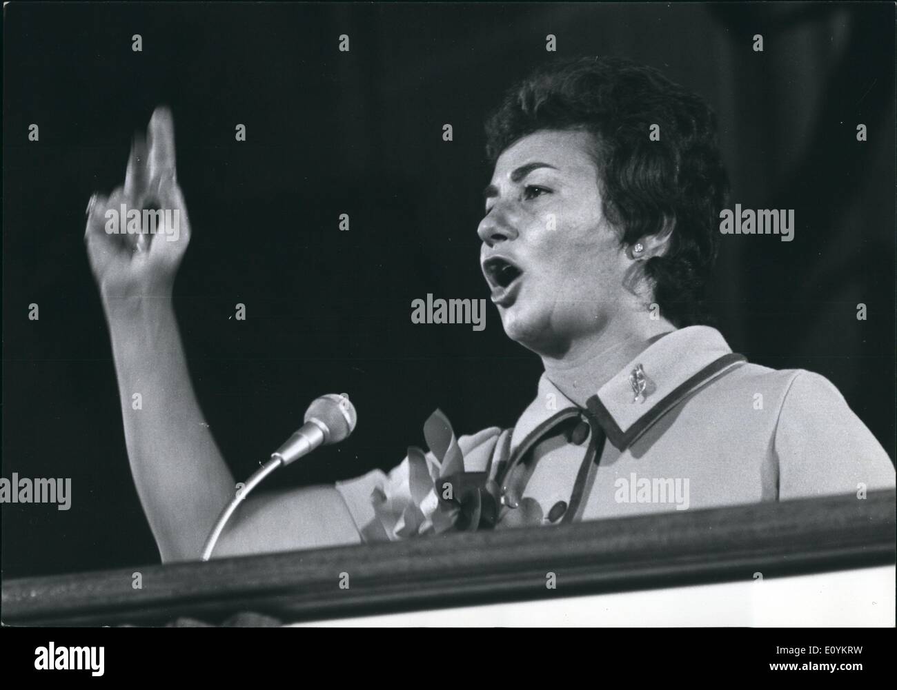 Sett. 09, 1970 - Anti-Red League si incontrano a Tokyo i delegati da 51 mondo libero le nazioni, sono attualmente tenendo premuto il quarto mondo Anti - Lega Comunista (WACL) congresso alla Budokan Hall di Tokyo. Tra gli oratori è Janita Castro, sorella del leader cubano Fidel Castro che ella ha denunciato in un discorso di Fiery come essendo un comunista marionetta che ha asservito di tutta la popolazione di Cuba nella sua ricerca del potere. Un altro notato altoparlante è U.S. Il senatore Strom Thurmond. Mostra fotografica di Juanita Castro, sorella di Fiedel Castro di Cuba rinuncia a suo fratello durante il suo discorso a Tokyo Presso l'apertura di WACL. Foto Stock