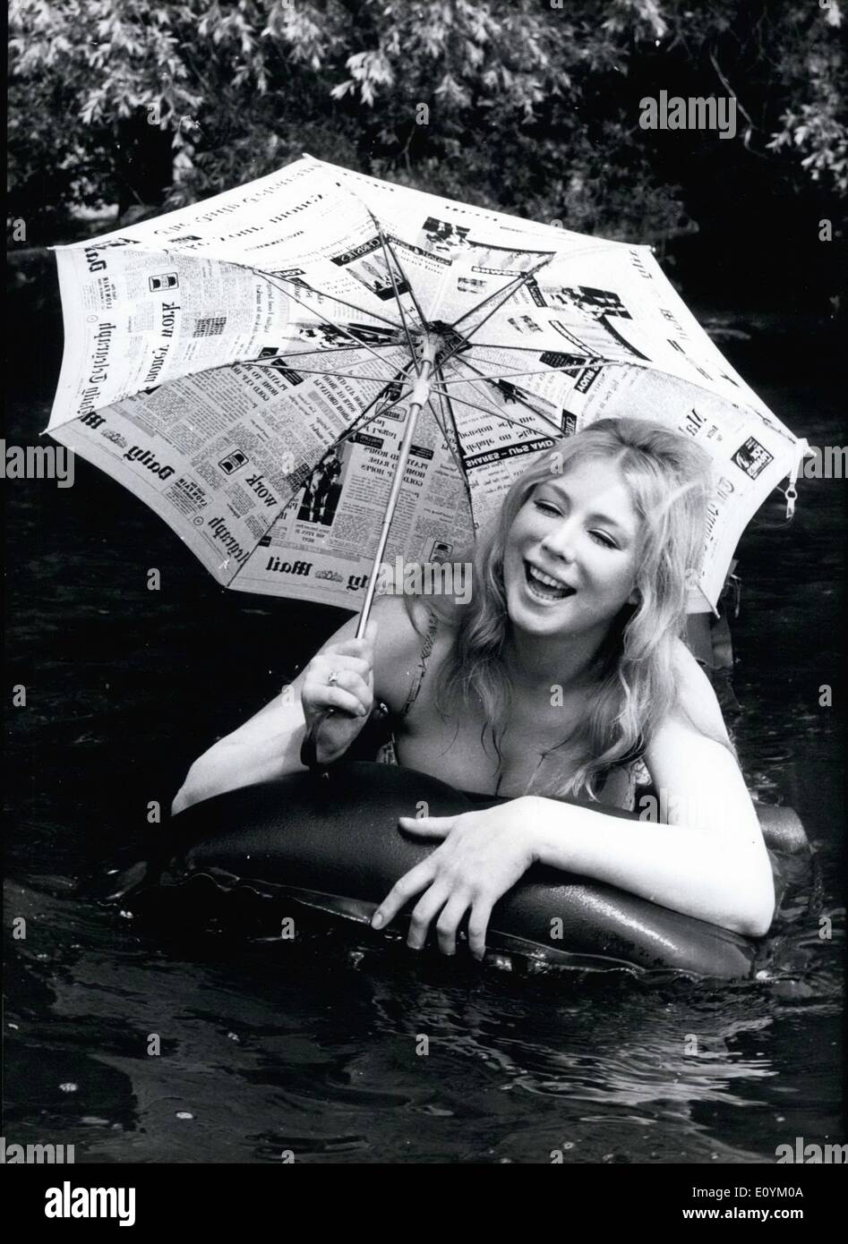 Sett. 09, 1970 - Berlino attrice Britt Lindberg: .....ha ottenuto di avere coraggio per la balneazione a questa bassa temperatura. È il suo ombrello fatta di giornali inglesi forse glielo diciamo che vi è un'area di alta pressione provenienti dalle isole britanniche? In tal caso, lei non sarebbe il solo ad essere contenti. Foto Stock