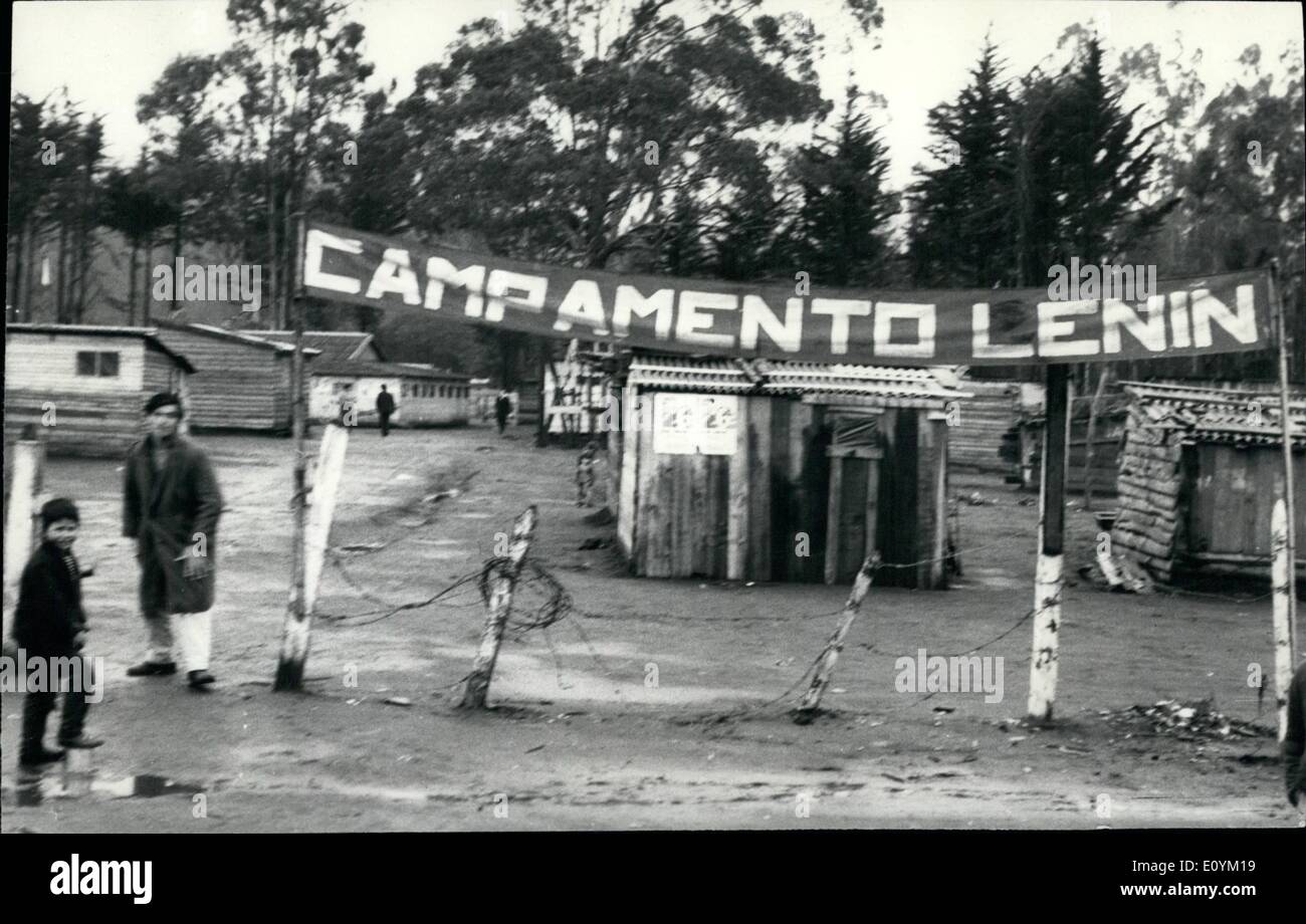 Sett. 09, 1970 - ''Lenin'' Camp nella concezione, Cile - oltre seicento ''le famiglie senzatetto" della città di concezione, in Cile, ha recentemente stabilito la loro abitazione in vacante in molte città, denominazione dell'insediamento improvvisato ''Lenin Camp''. Otrantini di questa umile quartiere che ammontano a oltre tremila persone sono state violentemente attaccato dalla polizia quando essi initisted i lavori di costruzione della loro casa, ma hanno potuto resistere e clich al loro nuovo insediamento grazie all'aiuto e la cooperazione dato loro da parte dei lavoratori della zona Foto Stock