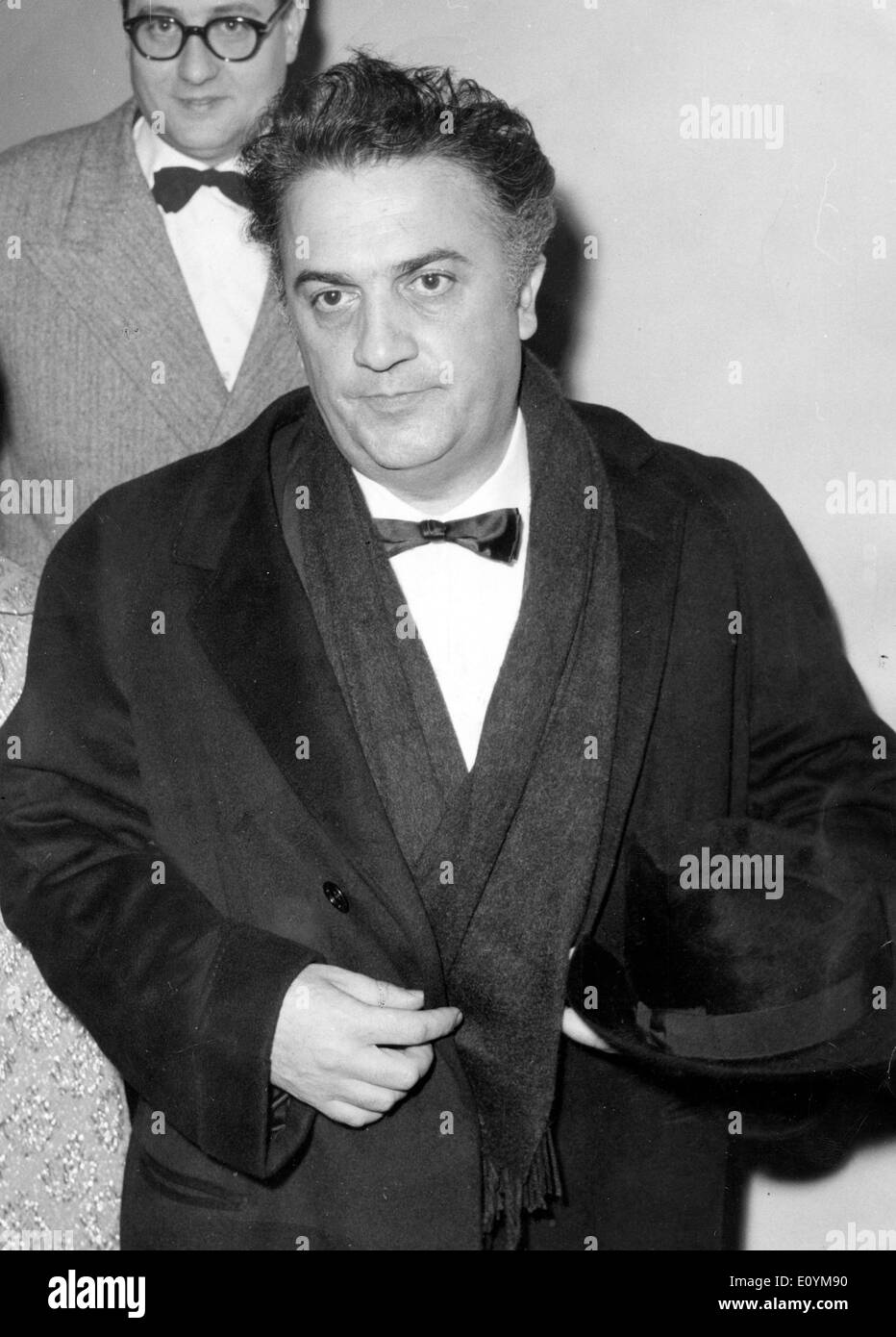 Il regista Federico Fellini in uno smoking Foto Stock
