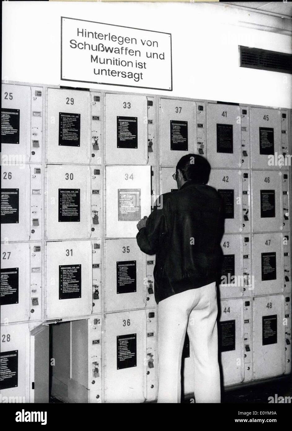 Sett. 23, 1970 - Precauzioni di sicurezza all'aeroporto-Riem ? Un po'  strano, che?s come il segno al di sopra del deposito cassette presso l  ufficio bagagli in aeroporto-Riem guarda. Si può solo