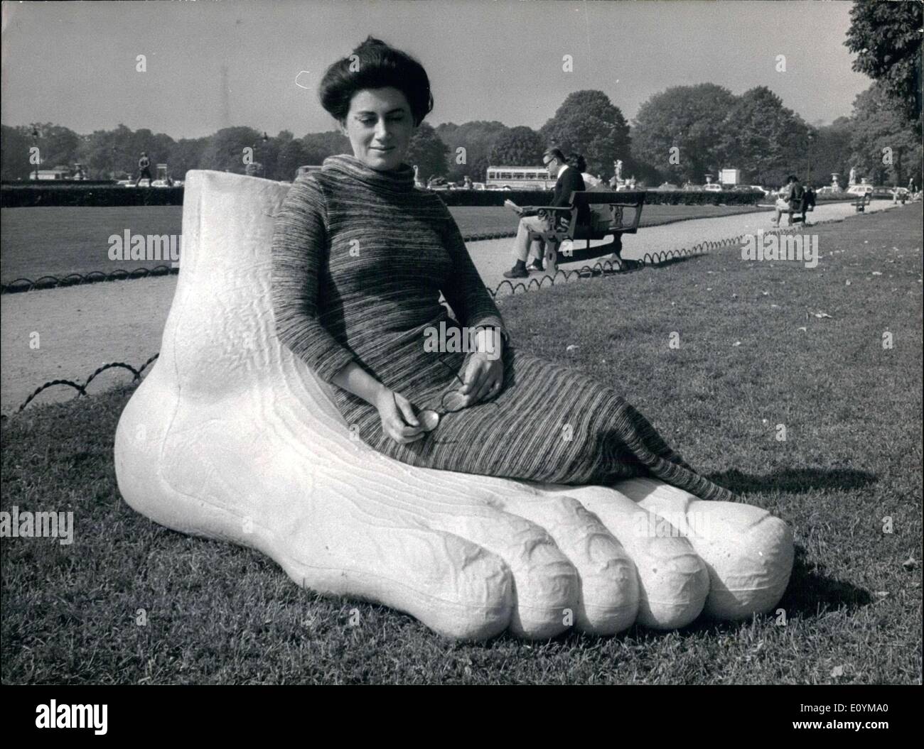 Sett. 25, 1970 - Lady prende un sedile su una gigantesca scultura di un piede Foto Stock