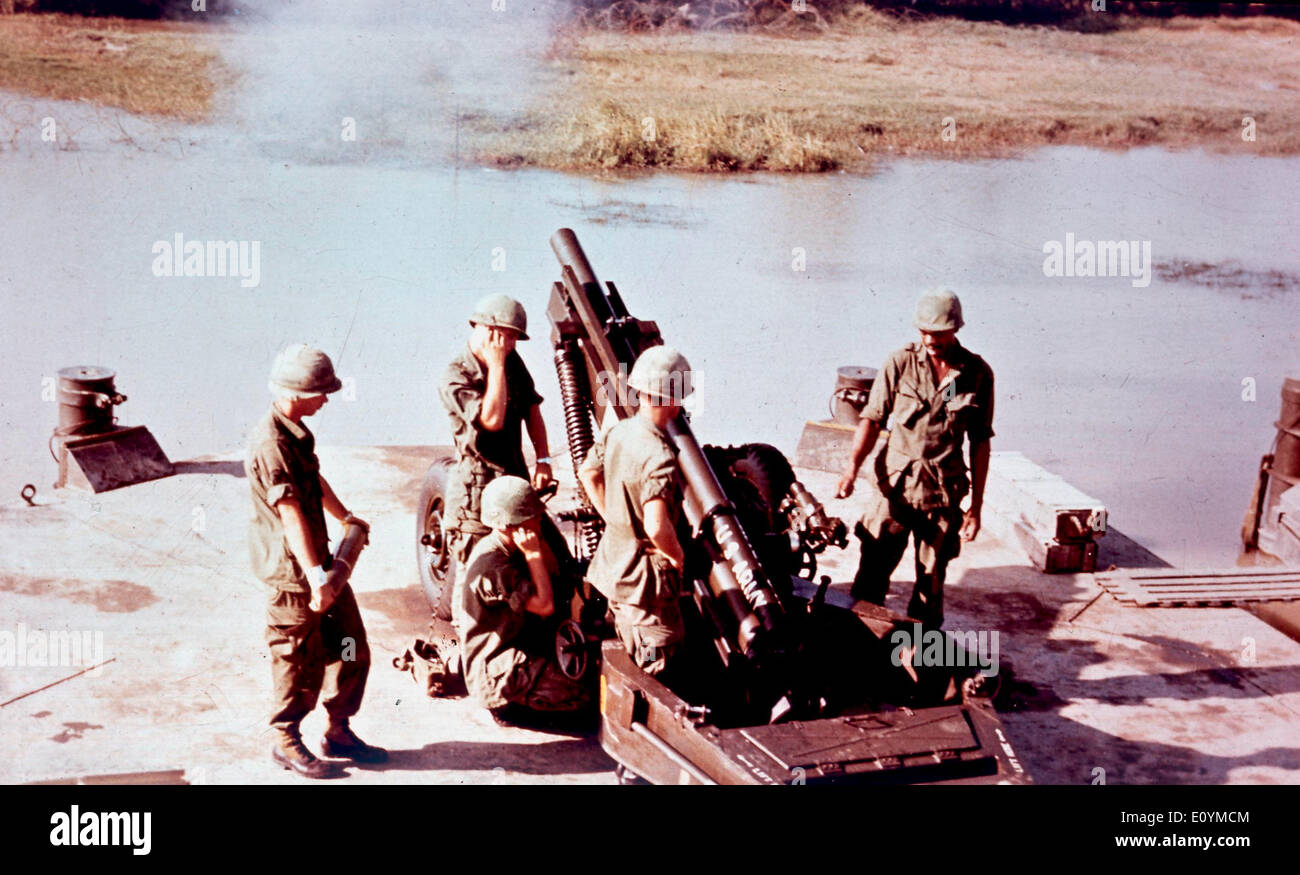 183657 (900324) Vietnamkrieg : amerikanische Soldaten un einem Artilleriegesch tz. - Datum ungesichert - 'Jede Nutzung ist Foto Stock