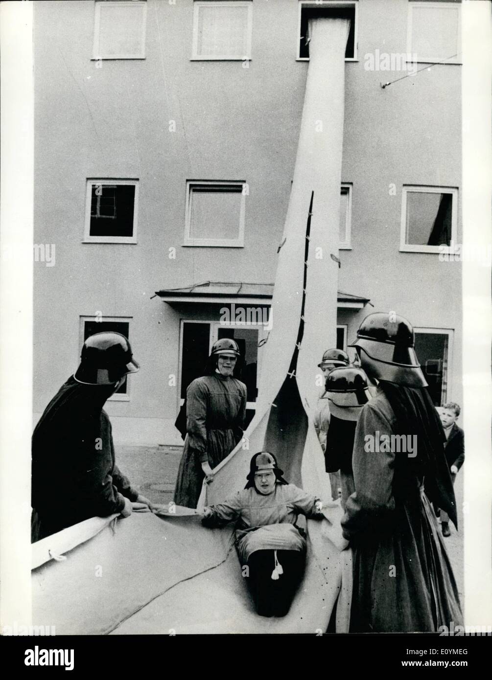 Ottobre 10, 1970 - Monache stanno preparando per un'emergenza: i vigili del fuoco del sanatorio di Schonbrunn vicino a Dachau, Repubblica federale di Germania consiste di infermieri! Più volte in un anno le infermiere ripete per un segretario con elmetti di acciaio, pompe di potenza, saltando i fogli e le scale. I vigili del fuoco è stata fondata 40 anni fa. Le monache commento: ''La nostra clinica è come un villaggio proprio e noi siamo responsabili per i nostri pazienti. D'altro canto - in caso di un incendio nessuno straniero mondo sarà in grado di trovare la sua strada all'interno del sanatorio costituito da 30 edifici'' Foto Stock