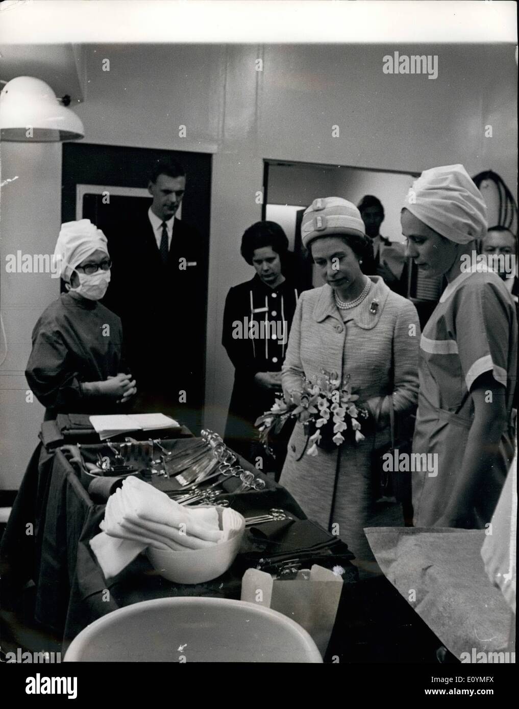 Ottobre 10, 1970 - La Regina apre &pound;15 milioni di ospedale.: La Regina ieri ha aperto la &pound;150 milioni di Northwick Park Hospital e il centro di ricerca clinica a Harrow, Middlesex. Si prevede che il progetto nel suo complesso, che verrà aperto in tre fasi, sarà funzionante dal 1974. L ospedale è equipaggiato con le più recenti attrezzature tecnologiche, da termometri elettronici di memorizzazione del calcolatore per i pazienti' Records. mostra fotografica di Suor M. Bowie (a destra) mostra la regina Elisabetta II, strumenti operativi durante una visita alla sala operatoria. Foto Stock